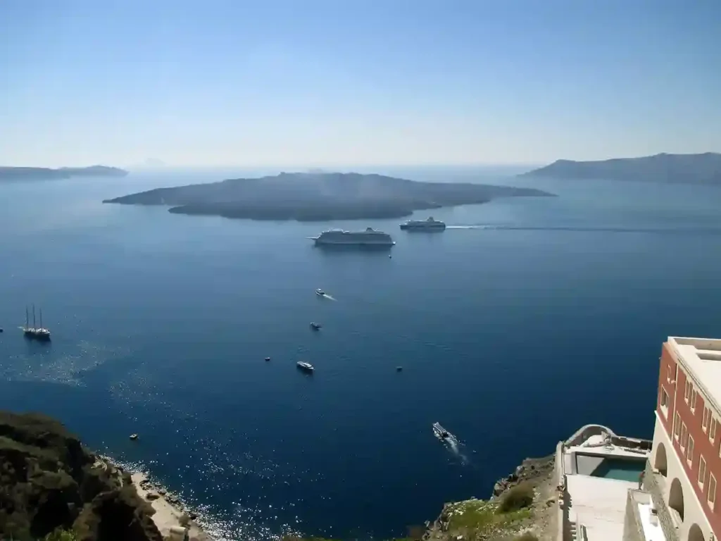 θεα στην παλαια καμενη απο φηρα σαντορινη