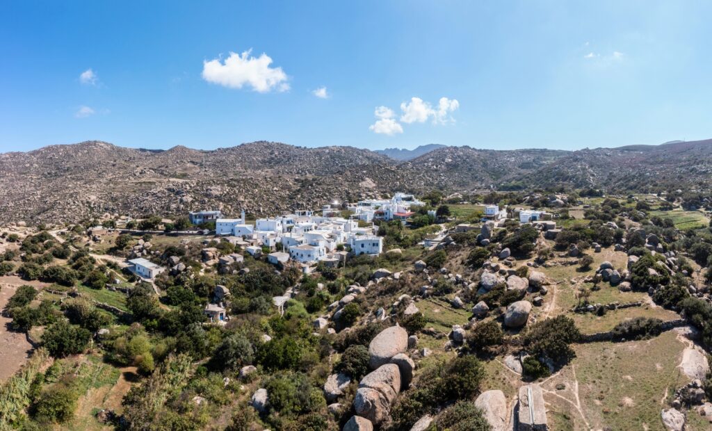 Χωριό Βώλαξ πανοραμική θέα με βράχους