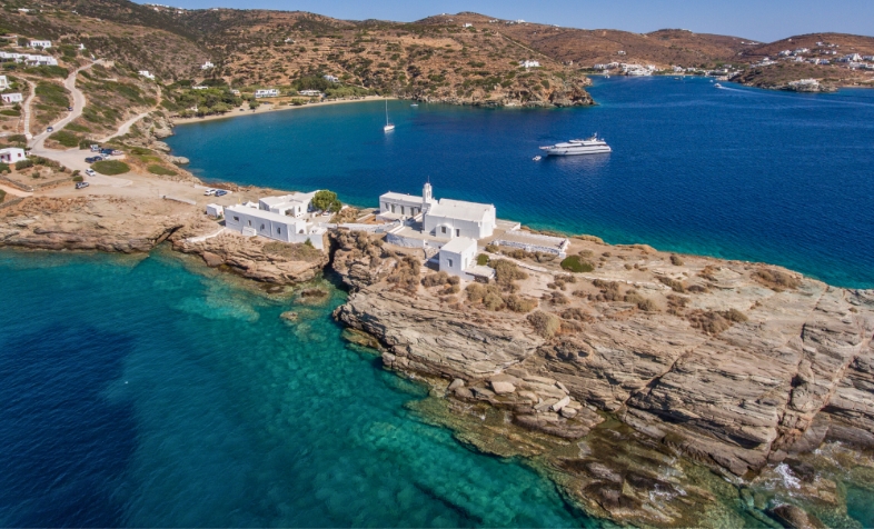 ? αναγιά της Χρυσοπηγή με γαλαζοπράσινα νερά