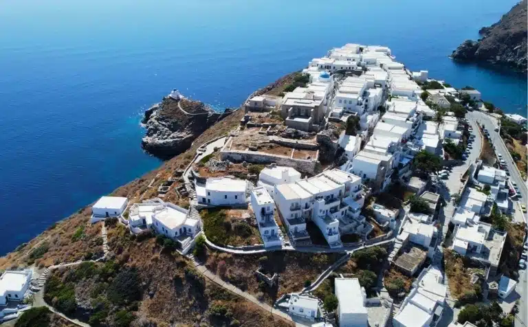 Εναέρια λήψη από τη Σίφνο, Παναγιά Χρυσοπηγή και Κάστρο