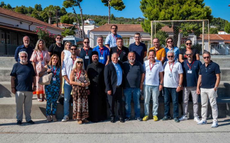 Ο Υπεύθυνος Στρατηγικού Σχεδιασμού και Ανάπτυξης της SEAJETS, Μάριος Ηλιόπουλος, με τον Αρχιμανδρίτη Καλλίνικο Γεωργακόπουλο, Εκπρόσωπος Ιερέας Μητροπόλεως Δημητριάδος και Αλμυρού, τον Δήμαρχο Αλοννήσου, Παναγιώτη Αναγνώστου και τους εθελοντές ιατρούς ιατροί που συμμετείχαν στη δράση, μέλη του Ιατρικού, Οδοντιατρικού και Φαρμακευτικού Συλλόγου Νομού Μαγνησίας, στον προαύλιο χώρο του Δημοτικού Σχολείου Αλοννήσου, όπου πραγματοποιήθηκε η δράση.