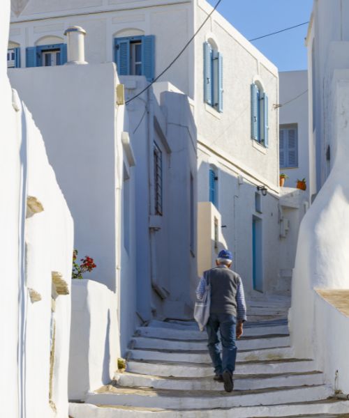Αρτεμώνας, ένας παππούς ανεβαίνει σκαλάκια από ένα σοκάκια