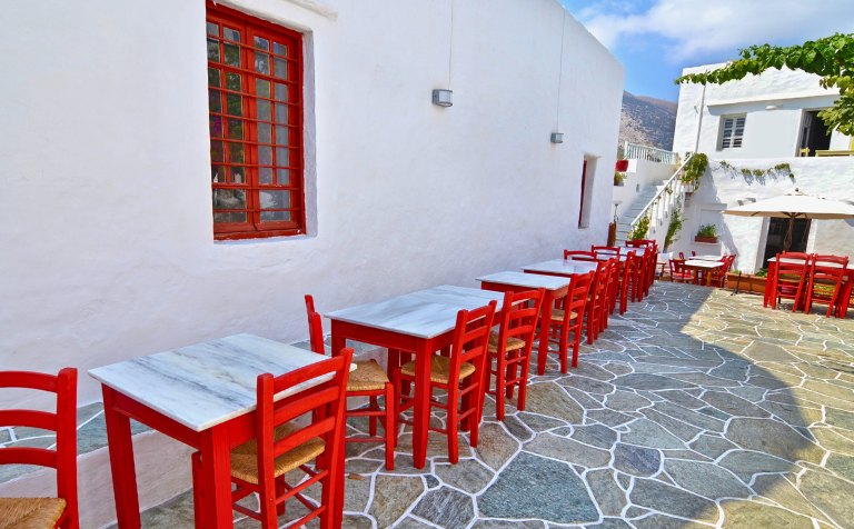 Απολλωνία τραπεζάκια κόκκινα στα στενά